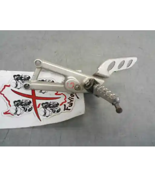 Platine repose pieds avant gauche – APRILIA RS4 125 – 2013 Remise