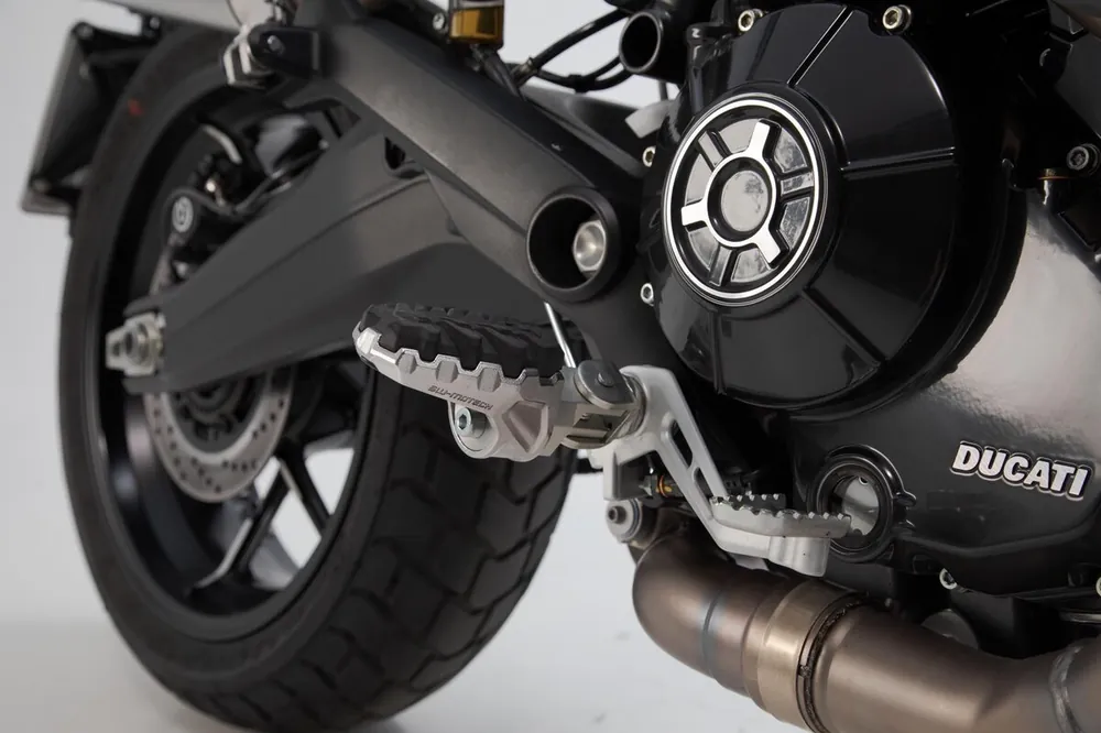 SW-Motech Repose-pieds réglables EVO, acier inoxydable, pour Ducati Hypermotard 950 /SP – SW Motech Quantité Limitée